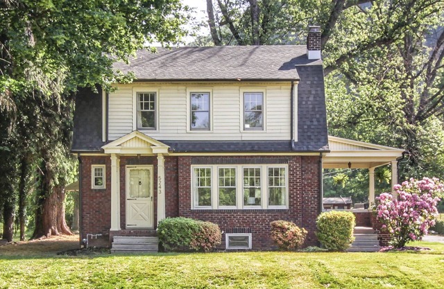 Charming 3-bedroom house with WiFi, AC in serene Harrisburg