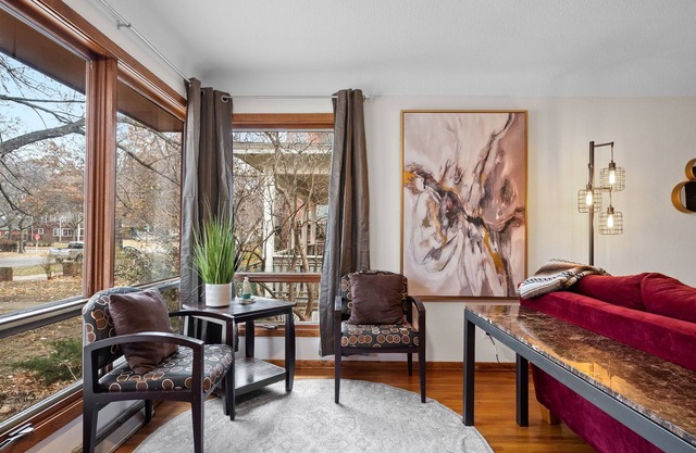 Charming 3-bedroom home with WiFi, AC on Summit near Hamline School of Law.