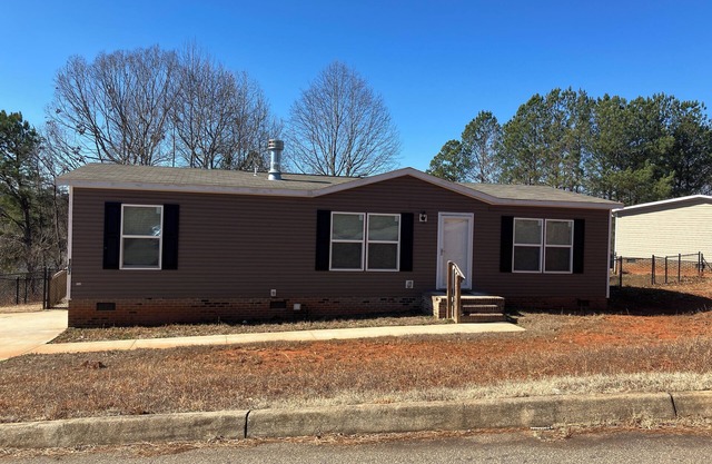 Charming 3-bedroom home in Easley. Convenient to Greenville and Clemson