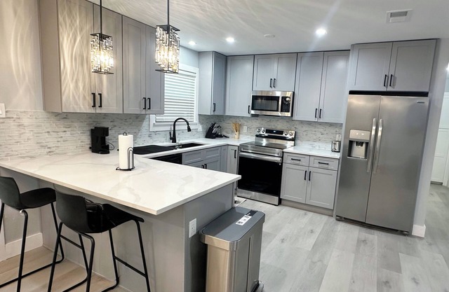 Charming 3-Bedroom Home - Near Hospitals - Keller ISD - Parking Garage