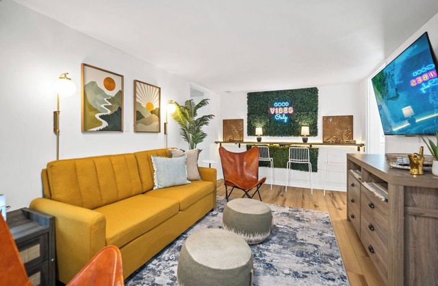 Charming 3-bedroom house with 5 beds, deck, fire pit, and BBQ, minutes from NRG