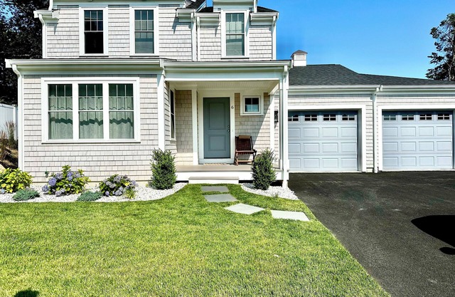 Charming 3-bedroom house with AC, steps to White Horse Beach, Plymouth MA