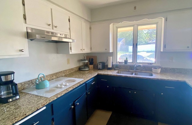 Charming 3-bedroom house with WiFi and AC in tranquil Rockford, great location!