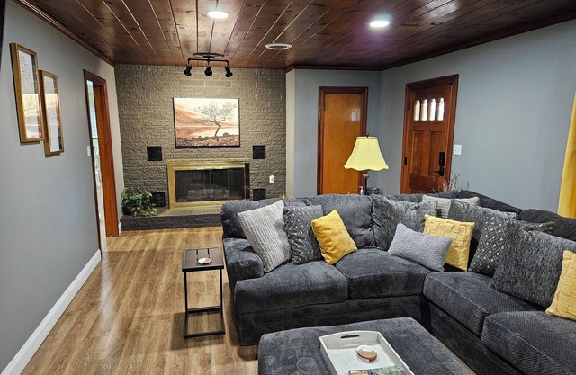 Charming 3-bedroom house with 1000sqft arcade style game room in awesome Bristol