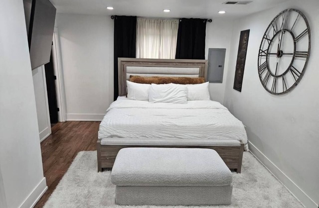 Charming 3-bedroom house in brilliant Chicago with WiFi, AC, plenty of sleeping.