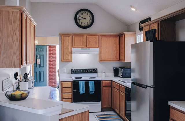 Charming 3-bedroom house with High Speed Internet - 5 minutes from lake!