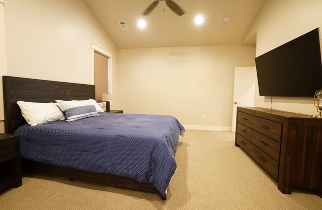 Charming 3-bedroom house in Medford with AC, WiFi. Start your vacation now