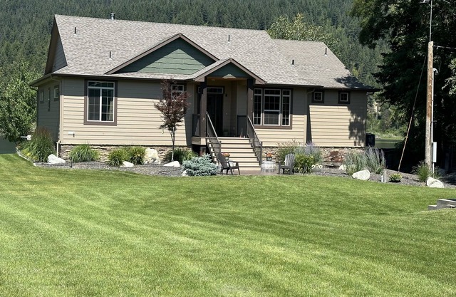 Charming 3-bedroom house on the river ready for fun in the sun.