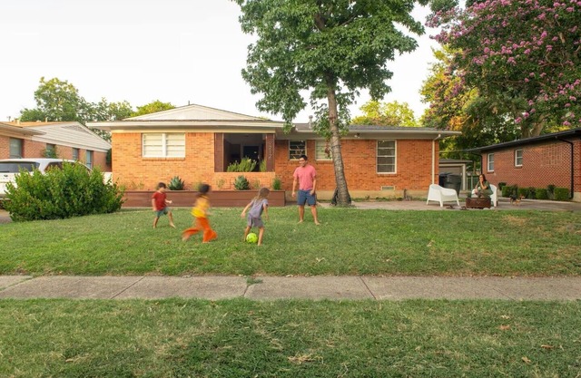 Charming 3-bedroom house in lovely East Dallas with AC and Plenty of Space