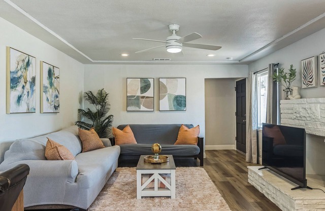 Charming 3-bedroom house with wifi, AC and smart tvs in every room