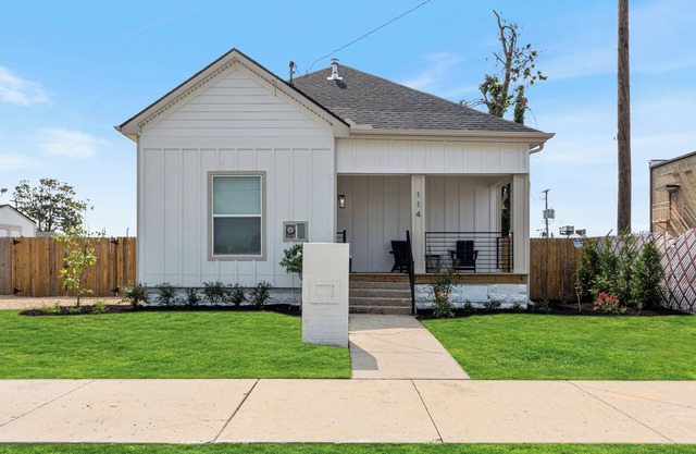 Charming 3-bedroom house 10-min walk from Downtown Rogers. Close to Beaver Lake!