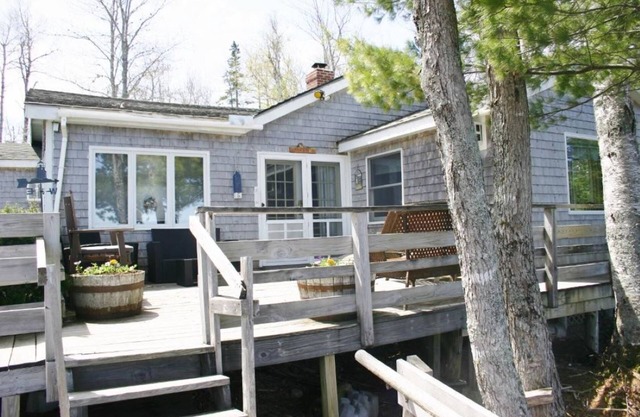 Charming 3-bedroom lake cottage in Perry with AC, and sandy beach