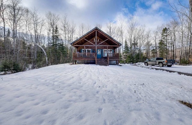 Charming 3-bedroom lodge with WiFi, AC in serene Bradford on trout pond.