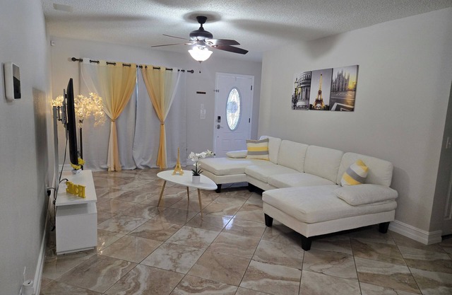 Charming 3-bedroom pool house with AC, WiFi in pleasant Tampa