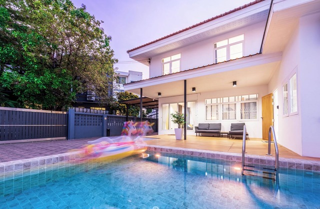 Charming 3-bedroom Pool villa with WiFi and AC in fabulous Wattana
