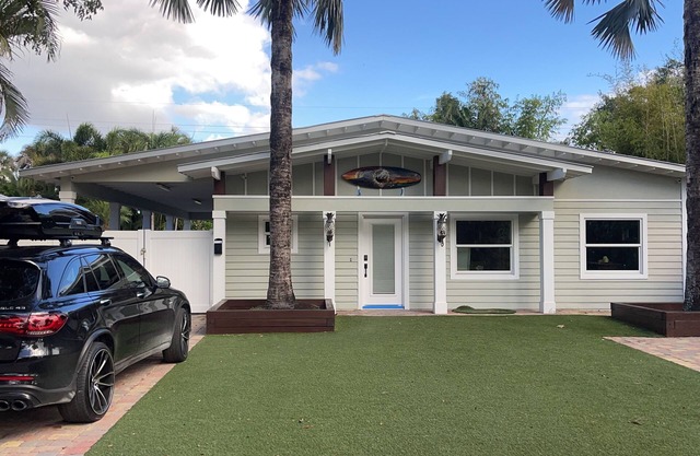 Charming 3-bedroom pool house in Lake Park Naples with AC and WiFi