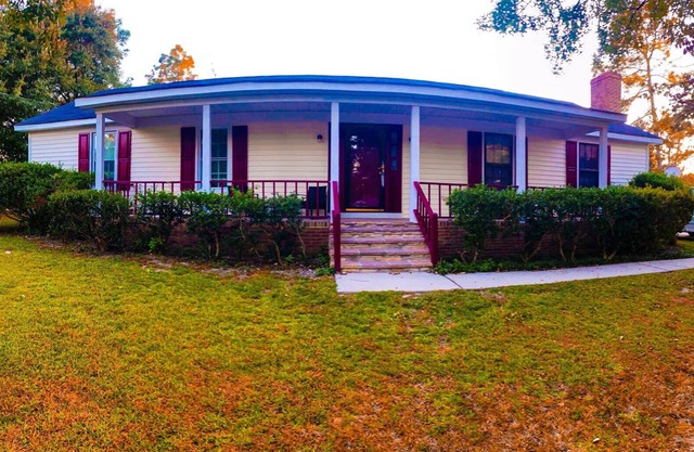 Charming 3-bedroom ranch style home in Columbia with plenty of space inside,out