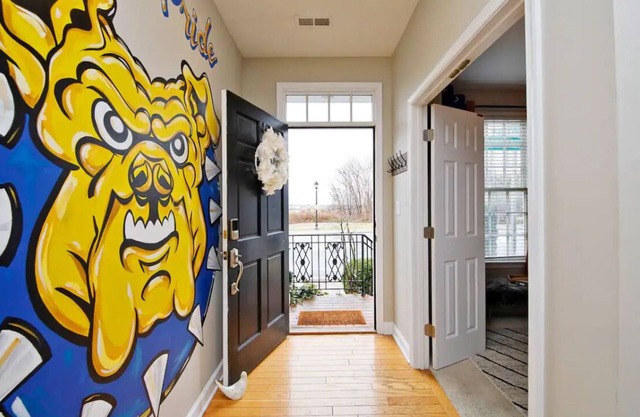 Charming 3-bedroom townhome with WiFi and garage in Greensboro