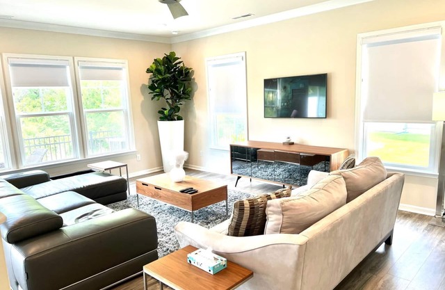 Charming 3-bedroom townhome with WiFi, fitness room in brilliant Charlotte