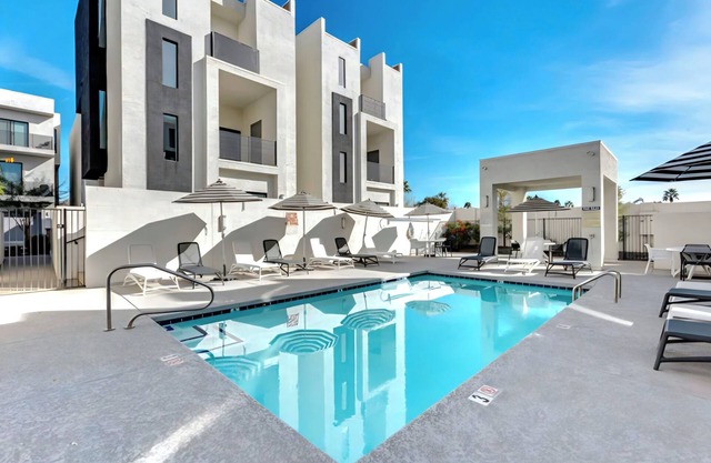 Charming 3-bedroom townhome with WiFi, AC in fabulous Phoenix