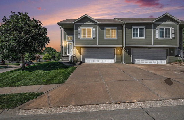 Charming 3-bedroom townhome with WiFi, AC in marvelous West Omaha