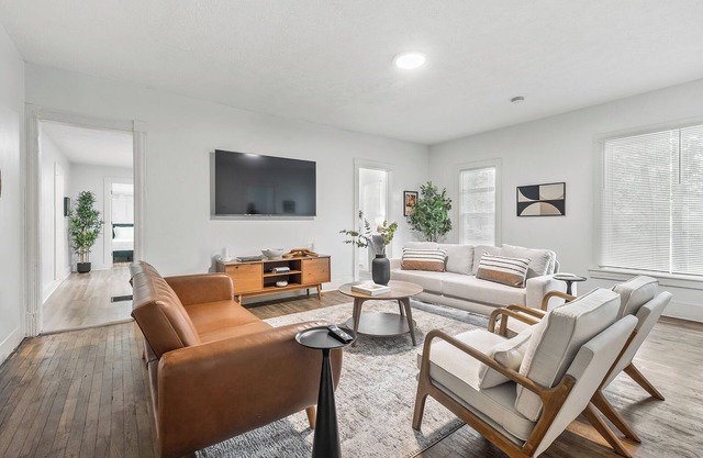 Charming 3-bedroom apartment with AC - Walking Distance to Downtown!