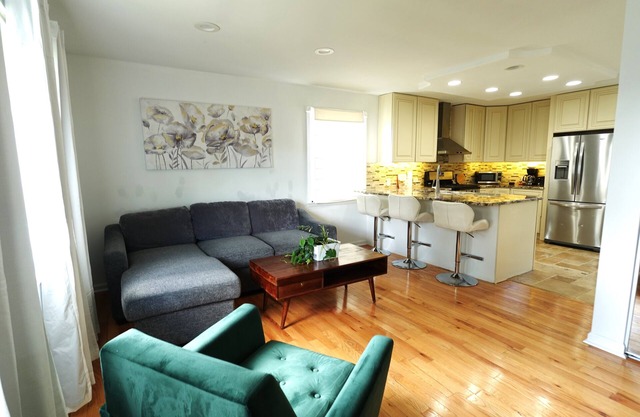 Charming 3-bedroom house with AC and WiFi in serene Des Plaines near O’Hare