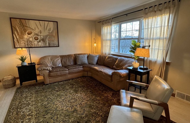 Charming 3-Bedroom Cottage in Glen Carbon