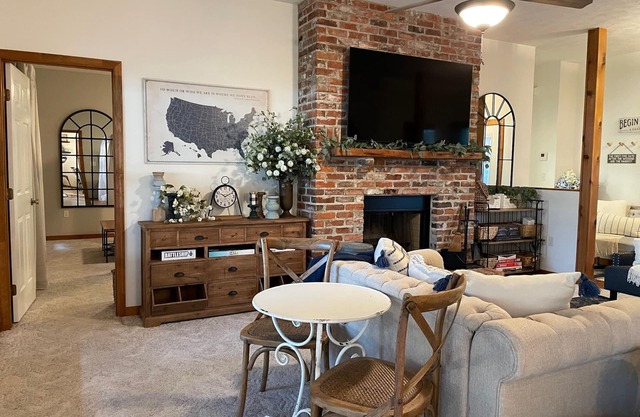 Charming 3-Bedroom Lakeside Cottage w/Beach & Dock