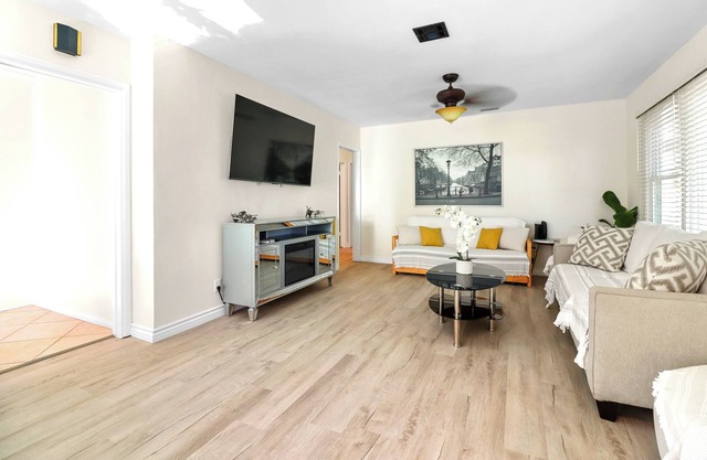 Charming 3-bedroom house with WiFi and AC in serene Midway City