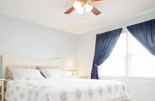 Charming 3-bedroom townhome 2 blocks from ocean and bay, in town of Stone Harbor