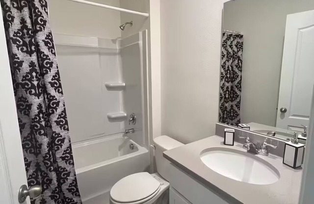 Charming 3-bedroom house in fantastic Winter Haven with WiFi, AC, Community Pool