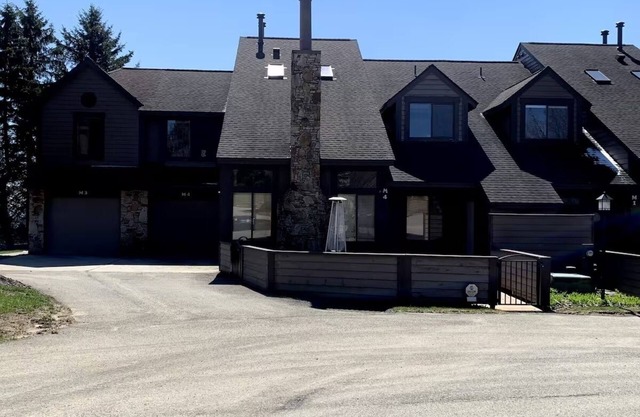 Charming 3 BR/3.5 Bathroom Townhome at Seven Springs Mountain Resort