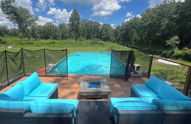 Charming 3-BR Cabin/House, Pool, creek, 35Acres with Fiber Internet in Pikeville