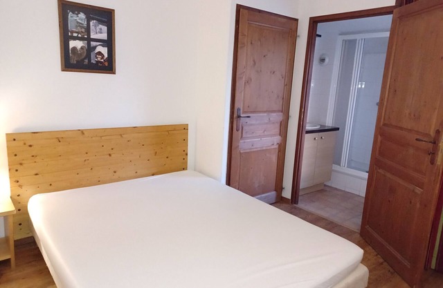 Charming 3-Room Apartment for 8 with Mountain View, Parking, and Balcony in Brides-les-Bains