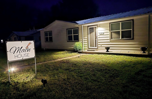Charming 3BD, 1 Bath, House near downtown. All amenities, full kitchen, Full WD