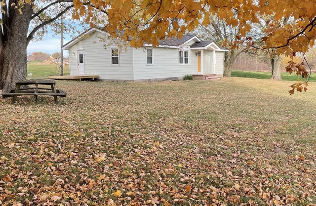 Charming 3BR-2BA country home-organic farm, ~5 min to 2 wedding barns! Sleeps 10