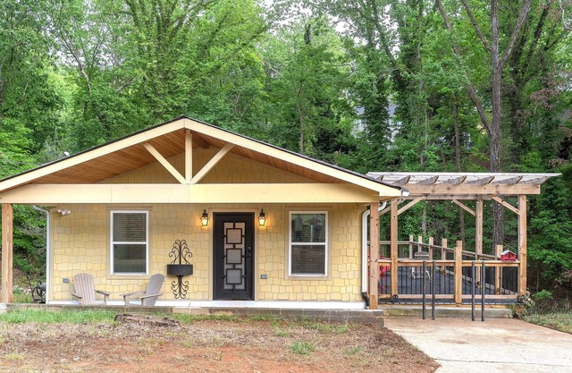 Charming 3BR Cabin w/All the Comforts – WiFi & AC in Beautiful Gainesville