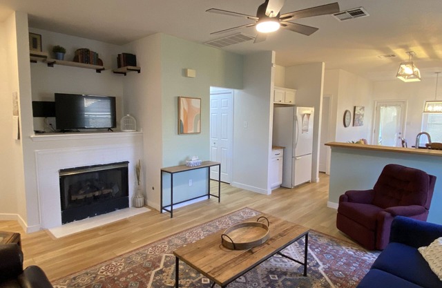 Charming 3BR home south of Austin w/spacious yard