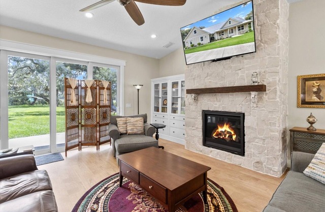 Charming 3BR Waterfront Home - Perfect for Airboat and Fishing Enthusiasts- Close to Disney