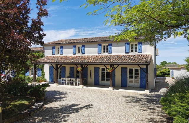 Charming 4-bed cottage in Cognac vineyards, with large pool and fun games room
