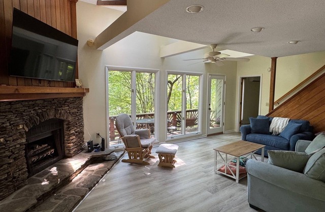 Charming 4-bedroom cabin in Maggie Valley, peaceful setting in the woods