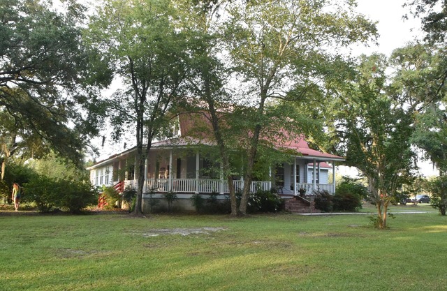 Charming 4-bedroom Farmhouse in Moncks Corner