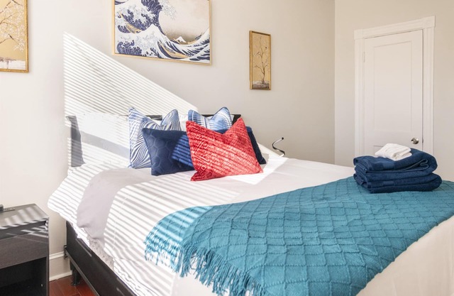 Charming 4 Bedroom House!1 Mile from Capitol Hill!