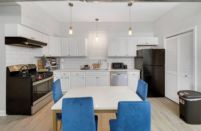 Charming 4-bedroom apartment in pilsen
