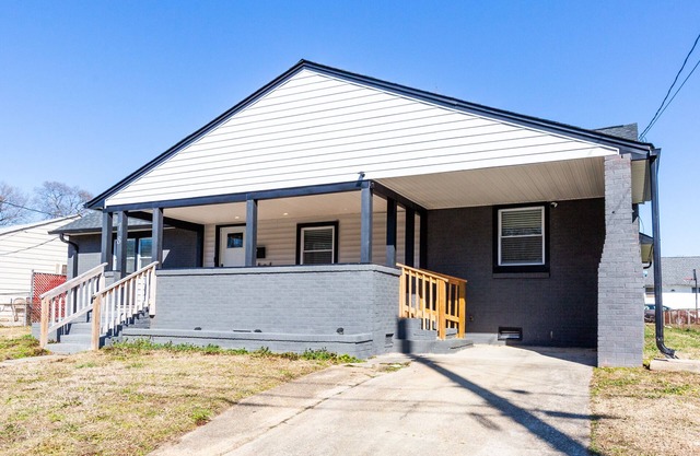 Charming 4-bedroom bungalow with AC and WiFi in Hampton, with washer and dryer.