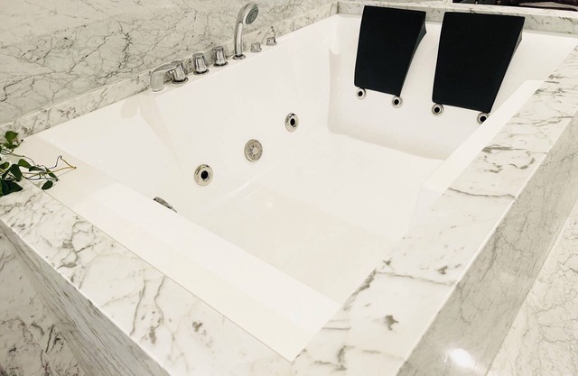 Charming 4-bedroom estate with fitness room, movie theater & sauna in Riverside