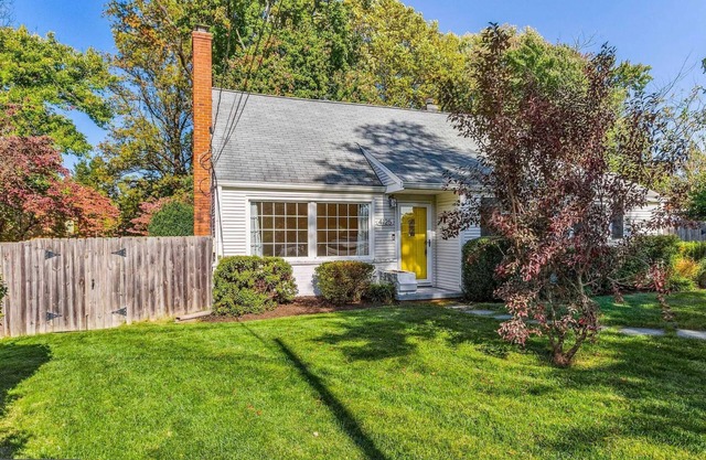 Charming 4-bedroom house with huge, fenced yard and fitness room in Annandale