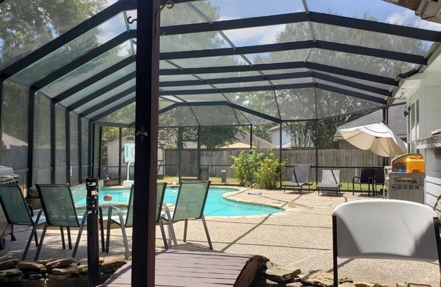 Charming 4-bedroom home with Pool and Spa AC & WiFi safe peaceful neighborhood