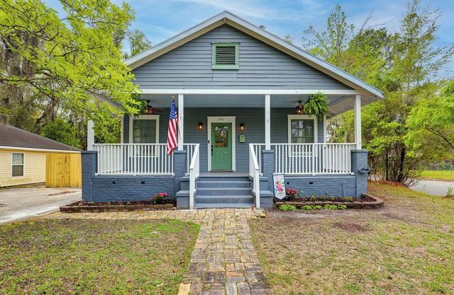 Charming 4-bedroom house with WiFi and AC in superb Savannah